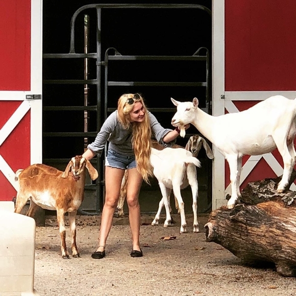 Meet your Posher, Stephanie - Picture 3 of 5